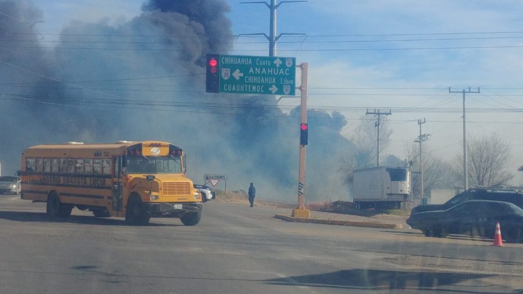 Genera movilización incendio de pasto y llantas en predio ubicado en la vialidad Morelos y Gómez Morín, salida a Anáhuac