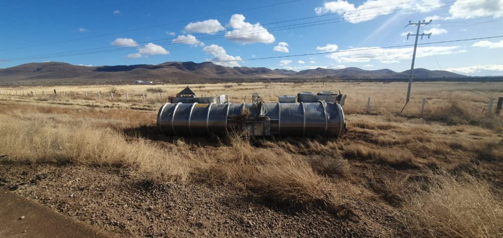 Cierran tramo carretero a Janos tras volcadura de pipa cargada con turbocina