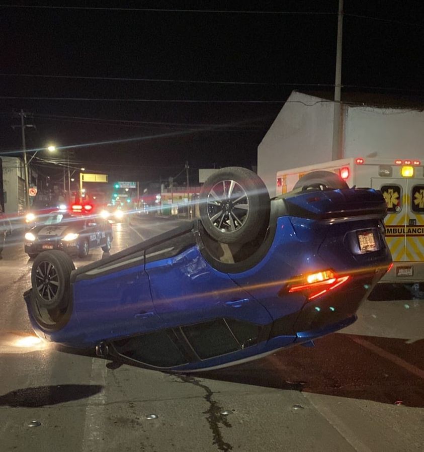 Automovilista huye tras chocar y provocar volcadura en la 6a y Ferrocarril