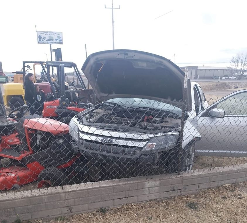 Conductora pierde el control y se impacta contra barda y un tractor en el Corredor Comercial