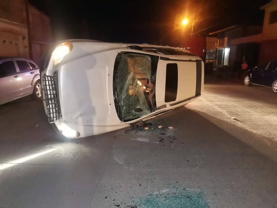 Camioneta se impacta contra tapa de alcantarilla y vuelca