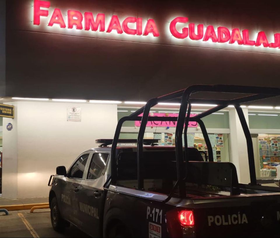 Asaltan ahora sucursal de Farmacia Guadalajara de la Melgar y Allende