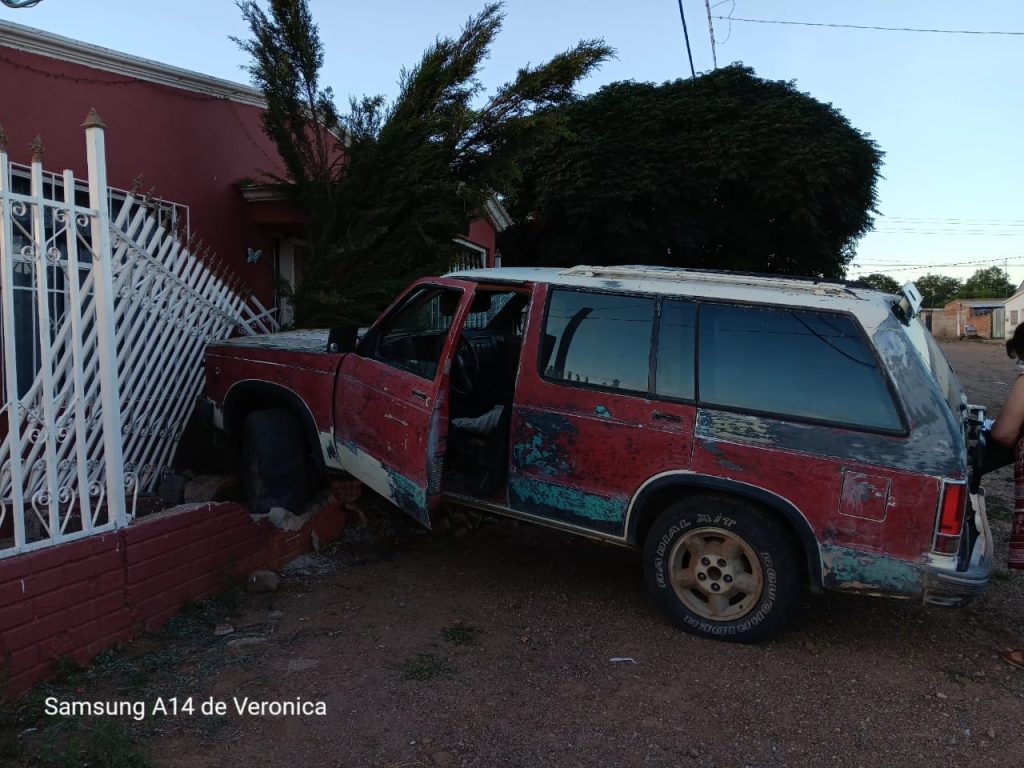 Conductor de camioneta se impacta contra casa y derrumba barandal