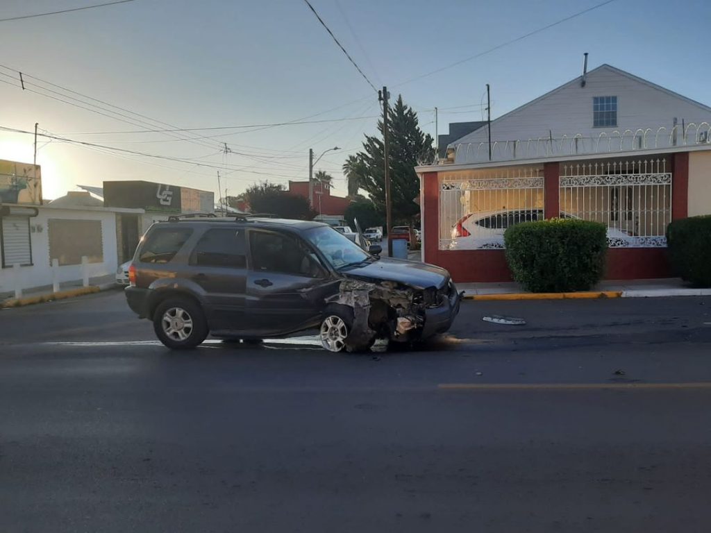 Conductora pierde el control y choca contra poste en la Mariano Jiménez