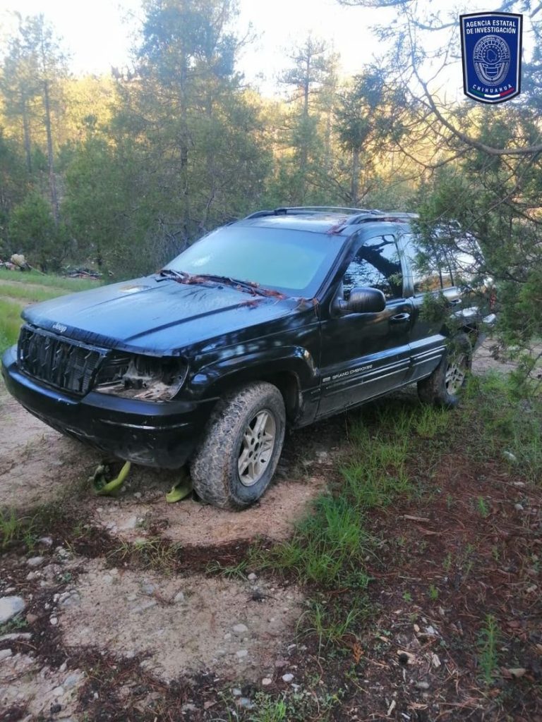 Aseguran camioneta blindada abandonada en carretera a San Juanito