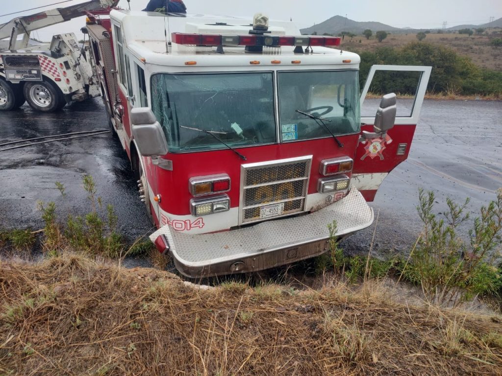 Dos elementos de bomberos resultan lesionados tras choque