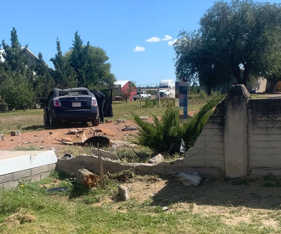 Mujer resulta lesionada tras impactar su auto contra barda y poste al interior de campo menonita