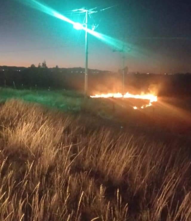 Corto circuito en alumbrado público provoca incendio en carretera Anáhuac a Riva Palacio