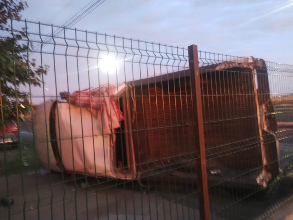 Muere mujer y tres personas resultan lesionadas tras aparatosa volcadura en el Fernando Baeza