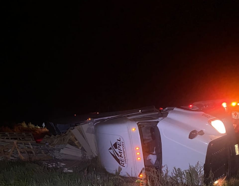 Vuelca tractocamión cargado con madera en la carretera a Lázaro Cárdenas