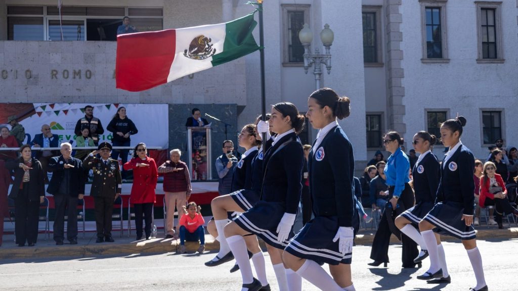 Brillan escuelas secundarias en desfile revolucionario, en Cuauhtémoc