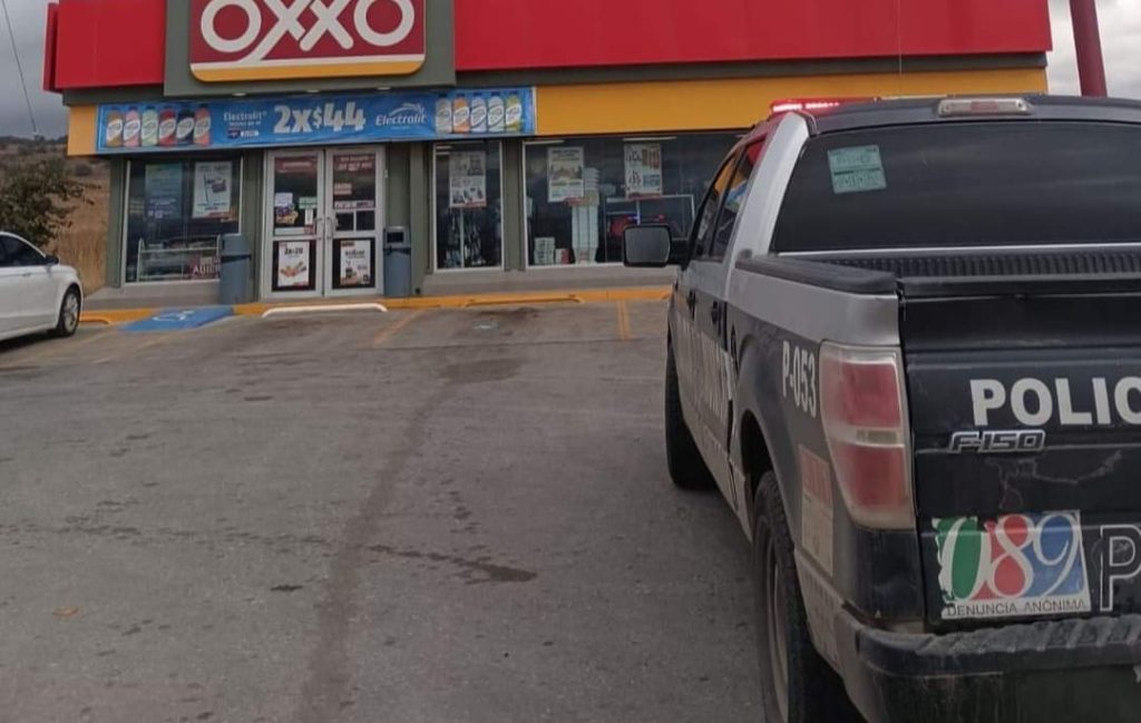 Detienen a empleada de Oxxo por tomar de la caja casi 60 mil pesos para pagar “Apuestas” en línea