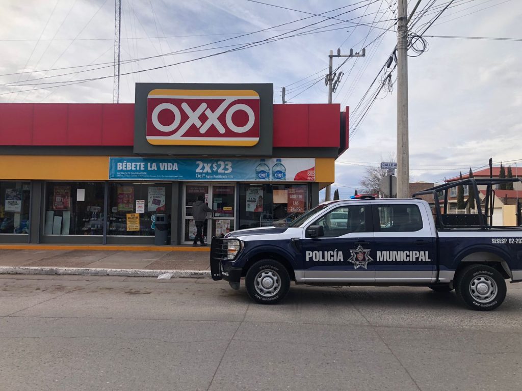 Evita empleada de Oxxo extorsión en contra de un adulto mayor