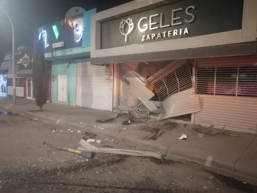 Mujer ebria choca contra establecimiento comercial e intenta huir