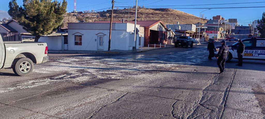 Vialidad y Protección Civil, aplican sal en calles con superficie congelada