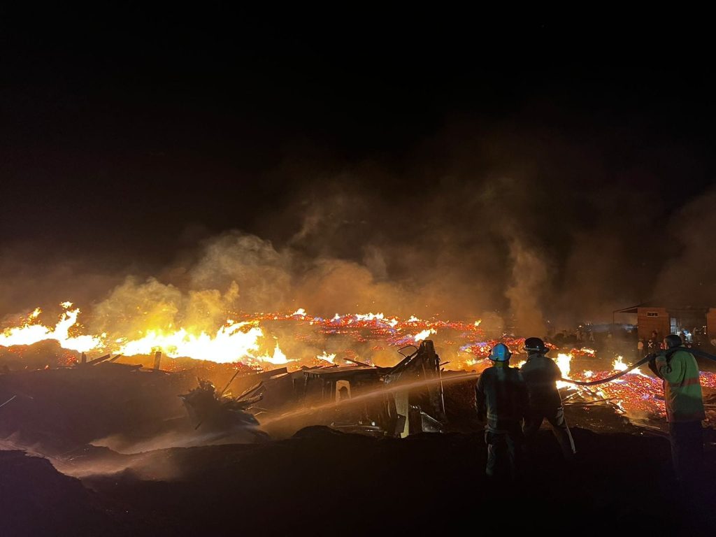 Voraz Incendio de aserradero en Madera ha alcanzado dos viviendas