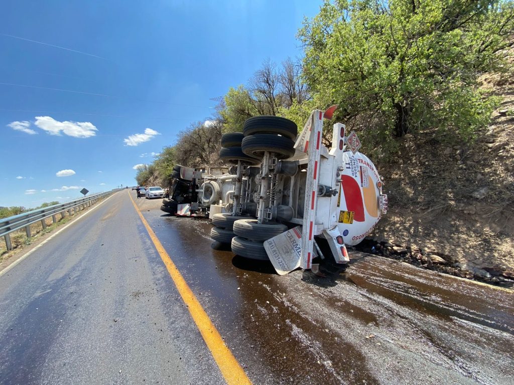 Vuelca pipa cargada con combustible en la curva de San Pedro