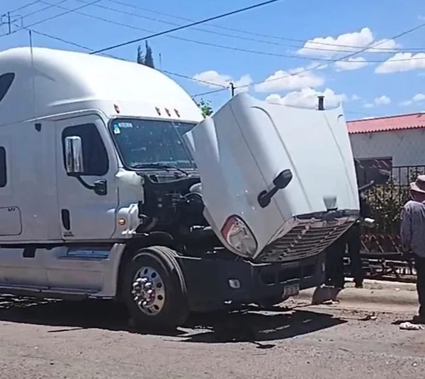 Hombre muere aplastado por tráiler que reparaba