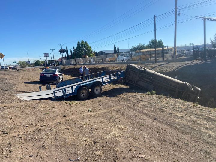 Por tratar de esquivar vehículo en el corredor terminó volcado