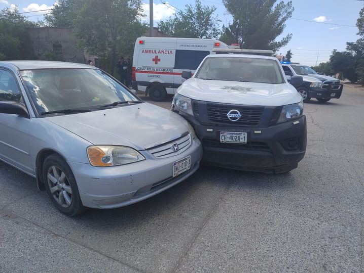 Conductora impacta su auto contra patrulla de la policía de Anáhuac