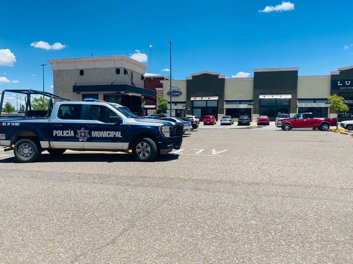 Encuentran adolescente desorientada en estacionamiento público; llegó de Chihuahua