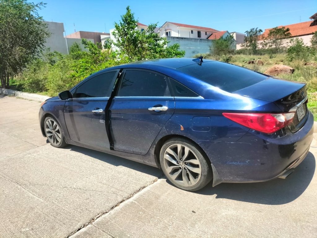 Reporta hombre daños en dos neumáticos de su auto tras caer en tremendo bache