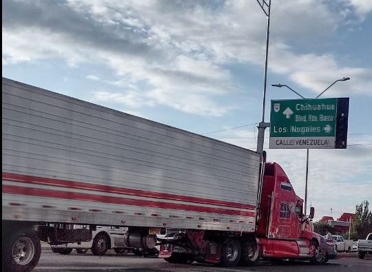 Muere mujer al ser impactado el auto que conducía en el cruce de la Tecnológico y Venezuela.