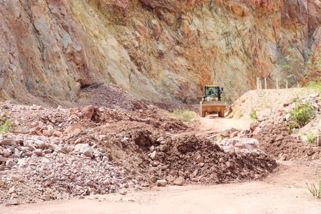 Por deslave de cerros, abren carril de circulación en tramo Samachique a Batopilas