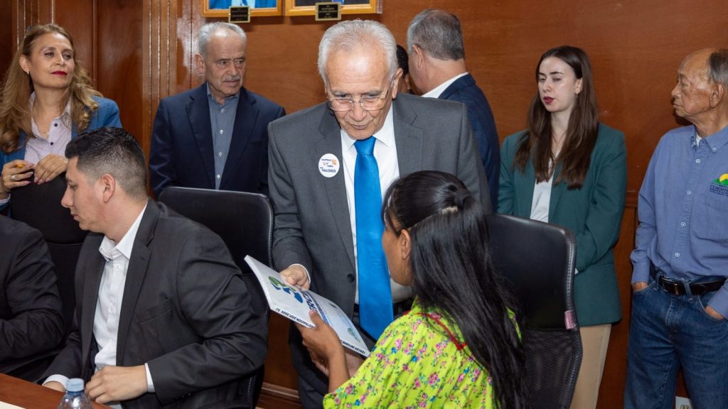 Beto Pérez entrega el libro del 3er informe al Honorable Ayuntamiento