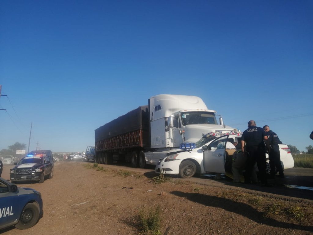 Conductora resulta lesionada al ser impactado su auto por pesado tractocamión