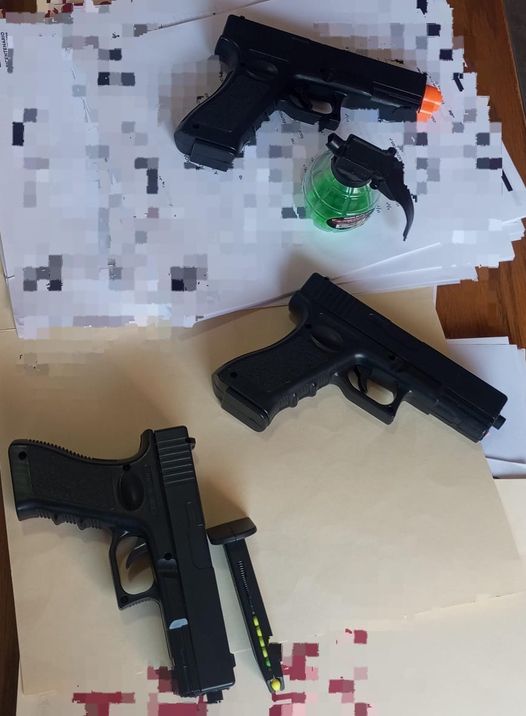 Detectan a tres estudiantes de secundaria con réplicas de armas de fuego y granada; amenazaban a sus compañeros