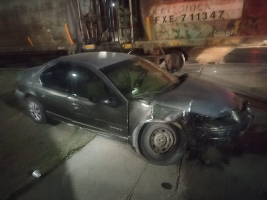 Automovilista choca contra el tren en la Melgar y Ferrocarril