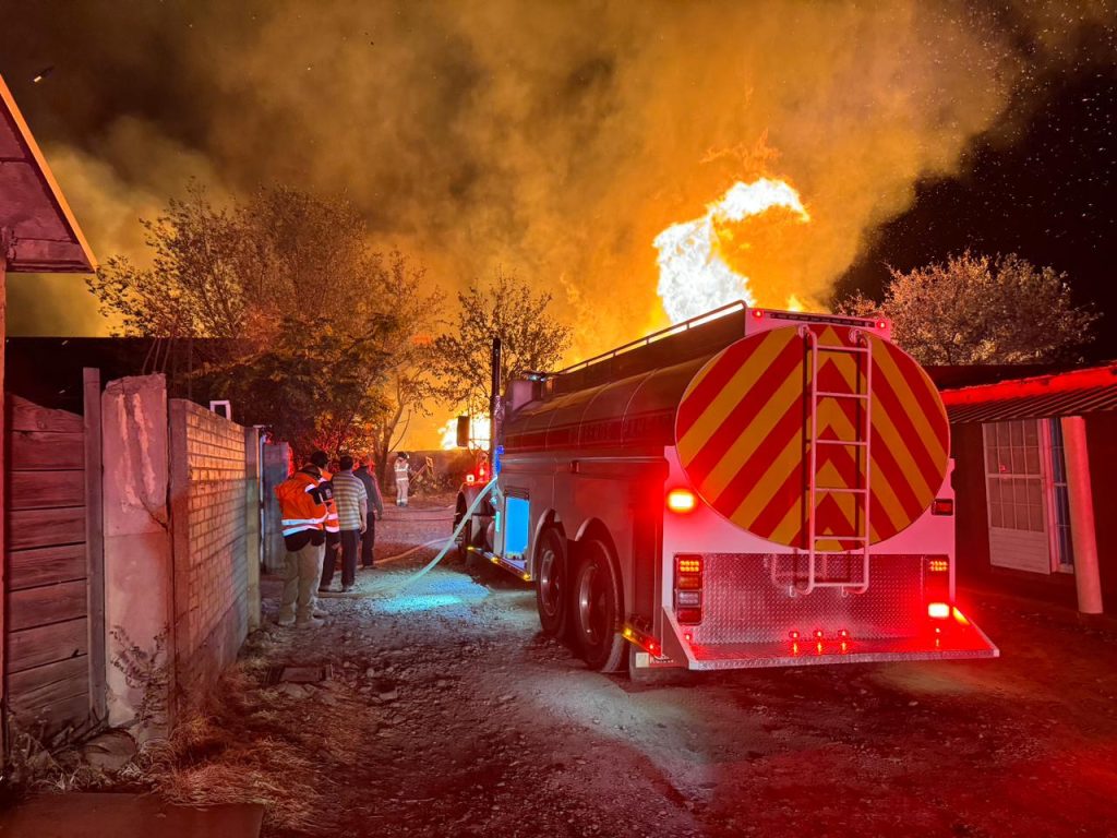 Daños totales en vivienda y aserradero tras incendio la madrugada de hoy martes