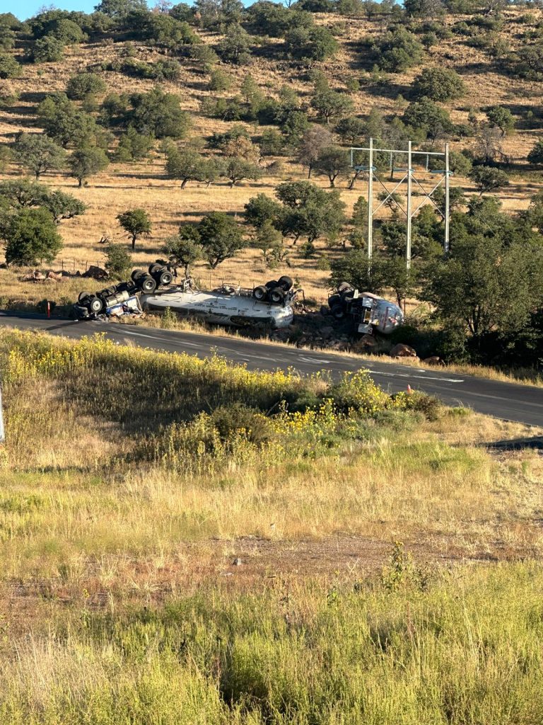 Remolque de pipa vuelca y cierran la circulación del tramo Rubio a Lázaro Cárdenas