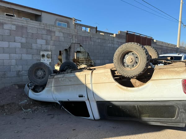 Conductor vuelca tras impactar su camioneta contra barda