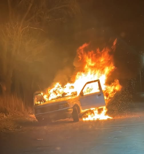 Pick up que fue robada en asalto en la Venezuela y Tecnológico, fue localizada incendiada