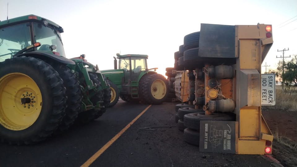 Vuelca tractocamión en el ejido Zamaloapan