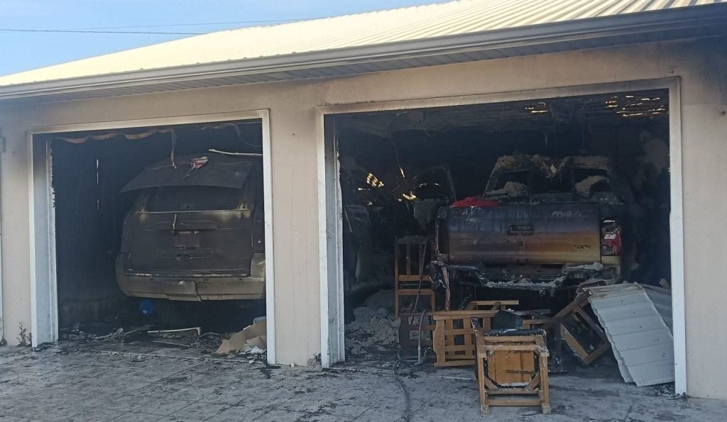 Incendian vehículos y vivienda en el campo menonita número 9
