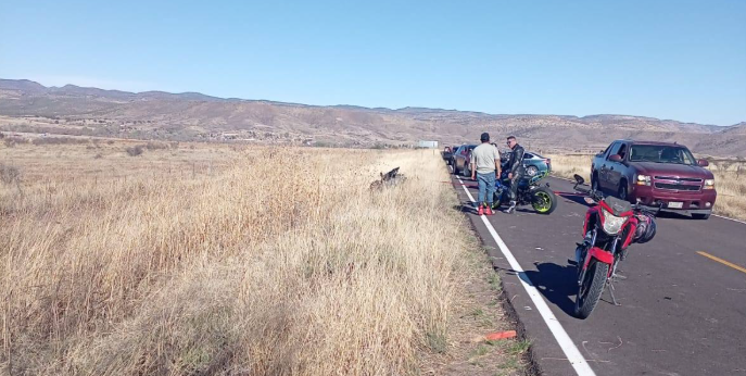 Dos muertos y un lesionado en choque entre motociclistas en la carretera libre a Chihuahua