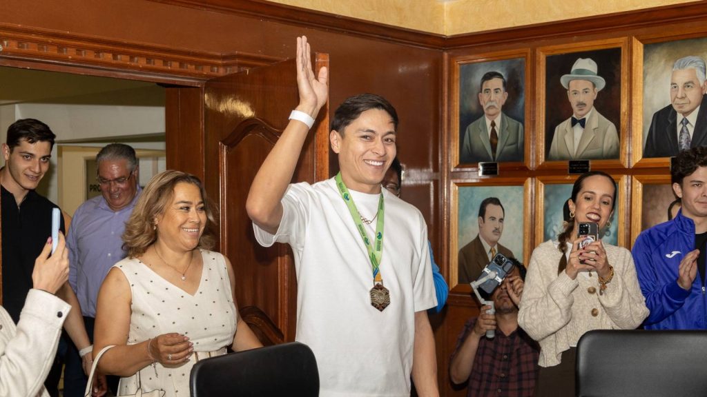 Recibe Erick Portillo reconocimiento en Cuauhtémoc