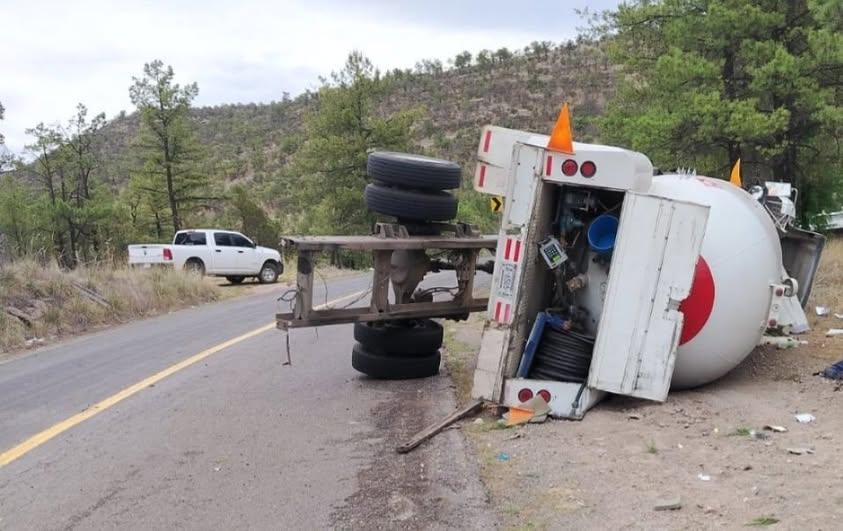 Mueren dos empleados de gasera tras volcar en tramo  Basaseachi a Tomochi